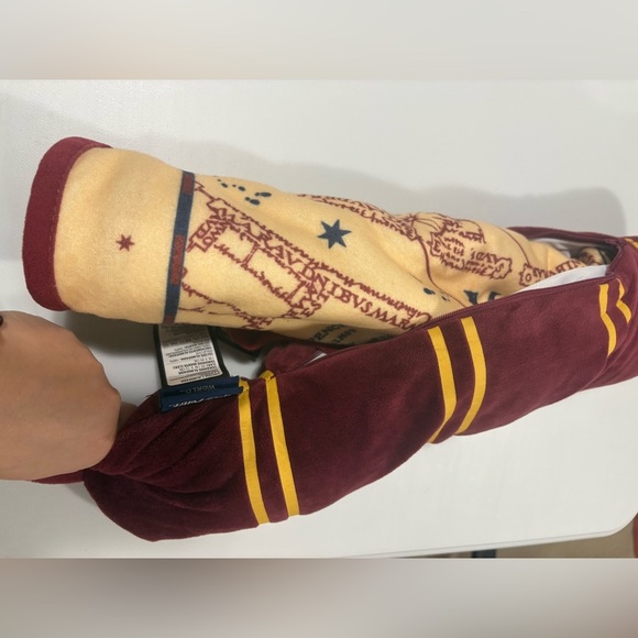 Harry Potter travel neck pillow and blanket - unique pillow for gryffindor fan - Picture 3 of 8